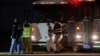 Venecuelanski migrant hoda kako bi se ukrcao na let za repatrijaciju kao dio procesa imigracije na aerodromu u Harlingenu, Teksas, 18. oktobra 2023.