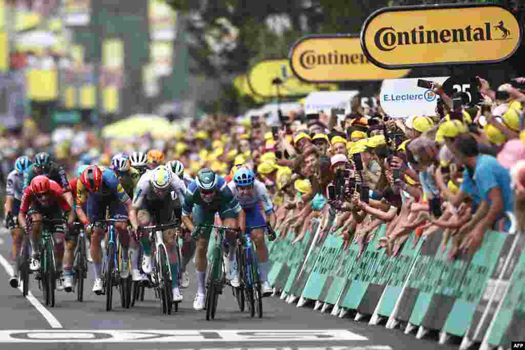 Alpecin-Deceuninck&#39;s Belgian rider Jasper Philipsen (2nd R) sprints to the finish line ahead of Team Jayco Alula&#39;s Dutch rider Dylan Groenewegen (R) and Bahrain - Victorious&#39; German rider Phil Bauhaus (C) to win the 11th stage of the 110th edition of the Tour de France cycling race, 180 km between Clermont-Ferrand and Moulins, in central France.