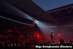 Chris Martin, vokalis Coldplay tampil di Stadion Wembley, di London, Inggris, 12 Agustus 2022. (Foto: REUTERS/Maja Smiejkowska)