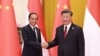 Presiden China Xi Jinping dan Presiden Joko Widodo berjabat tangan saat upacara penyambutan di sela-sela Konferensi Tingkat Tinggi Inisiatif Sabuk dan Jalan (BRI), di Beijing, China, 17 Oktober 2023. (Foto: China Daily via REUTERS)