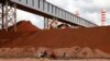 Gundukan bauksit di pabrik aluminium terintegrasi Shandong Nanshan Aluminium di Bintan, 5 Mei 2023. (REUTERS/Edgar Su)