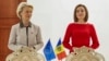 Predsjednica Evropske komisije Ursula von der Leyen, lijevo, stoji pored predsjednice Moldavije Maie Sandu tokom posjete von der Leyen Kišinjevu, Moldavija, 12. oktobra 2023.