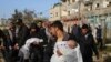 Waombolezaji wakiwa wamebeba miili ya watoto mapacha wa Kipalestina waliouawa katika shambulizi la anga la Israel ndani ya nyumba huko Rafah, kusini mwa Ukanda wa Gaza, Jumapili Machi 3, 2024. (AP Photo/Hatem Ali)