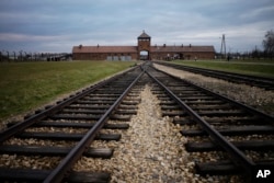 FILE - Rel kereta api tempat ratusan ribu orang tiba untuk diarahkan ke kamar gas di dalam bekas kamp Nazi di Auschwitz Birkenau, atau Auschwitz II di Oswiecim, Polandia, Sabtu, 7 Desember 2019. (AP/Markus Schreiber, berkas)