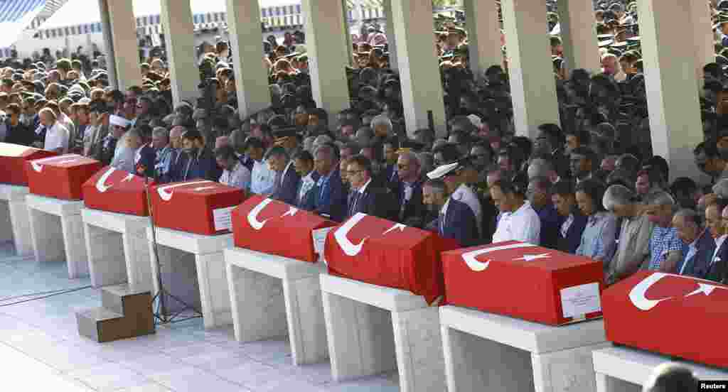 Warga Turki memberikan penghormatan terhadap jenazah para korban kudera militer yang gagal dalam upacara pemakaman di Ankara.