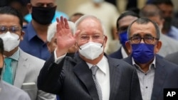 Mantan Perdana Menteri Malaysia Najib Razak, tengah, melambaikan tangan saat tiba di Pengadilan Banding di Putrajaya, Malaysia, 23 Agustus 2022. (Foto: AP)
