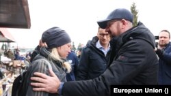 Президент Європейської ради, один з чільних посадовців ЄС, Шарль Мішель разом з прем’єр-міністром Польщі Матеушом Моравецьким розмовляли з українськими біженцями на польсько-українському кордоні біля Корчова 02 березня 2022 р.