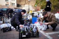 Ljudi pripremaju Molotvljene koktele u Kijevu, 27. februrar 2022.
