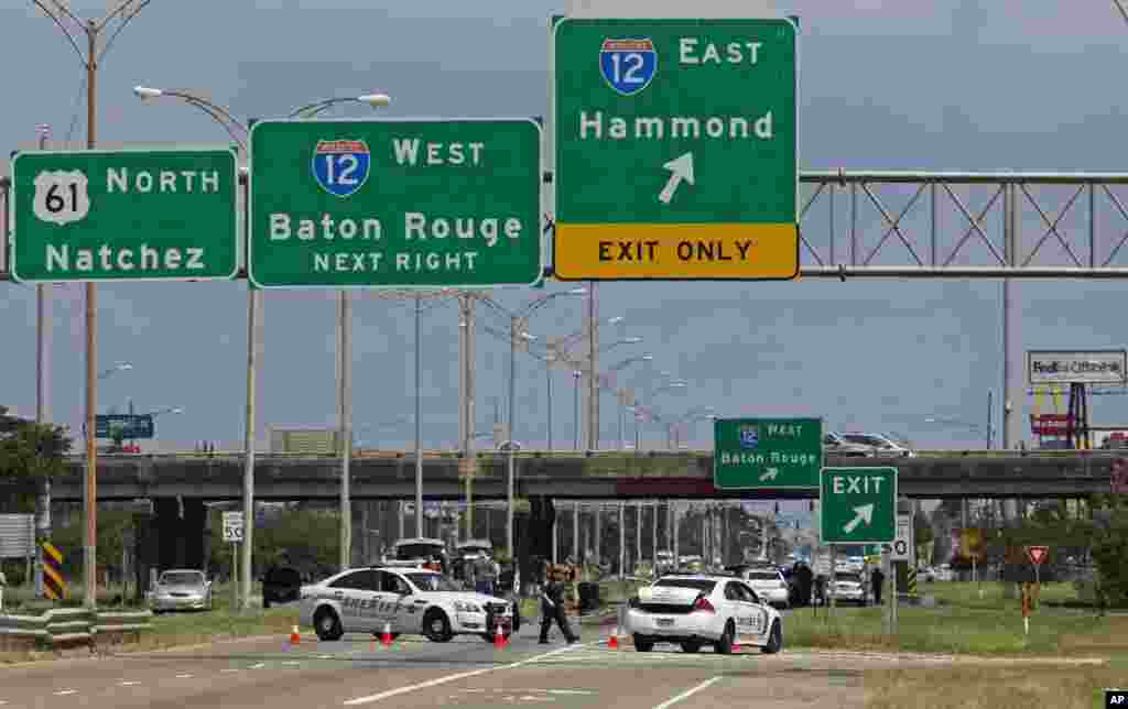 Polisi memblokade lokasi terjadinya penembakan terhadap beberapa petugas polisi di kota Baton Rouge, Louisiana.