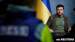 Президент Володимир Зеленський під час інтерв’ю іноземним ЗМІ у Києві 3 березня 2022 р.