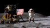Na ovoj fotografiji iz aprila 1972. koju je NASA stavila na raspolaganje, John Young stoji pored američke zastave nakon slijetanja na Mjesec u sklopu misije Apollo 16. 