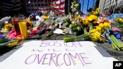 ARHIVA - Cveće na mestu trase maratona dva dana posle eksplozije a ulici Bojlston u Bostonu, 17. aprila 2013. (Foto: AP/Charles Krupa)