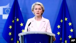 Президент Європейської комісії Урсула фон дер Ляєн виступає із заявою в штаб-квартирі ЄС у Брюсселі, середу, 27 квітня 2022 року. (Кензо Трібуйяр, фото басейну через AP)