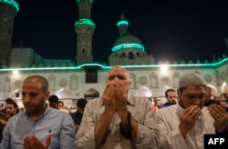 Muslim melakukan salat Idulfitri di Masjid Al-Azhar di Kairo, Senin 2 Mei 2022, yang pertama sejak pembatasan terkait pandemi COVID-19 diberlakukan di Mesir.