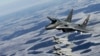 Літак військово-повітряних сил Польщі (згори) MIG-29 та італійські літаки Eurofighter Typhoon під час патрулювання над Балтією 10 лютого 2015 р.