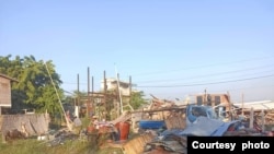 မန္တလေးတိုင်းဒေသကြီး၊ ပြည်ကြီးတံခွန် ဋ ရပ်ကွက် နေအိမ်များကို နိုဝင်ဘာလ ၂၄ ရက်၊ ၂၀၂၂ ခုနှစ်က ဖျက်ဆီးခံရတဲ့မြင်ကွင်း။ (ဓာတ်ပုံ-လောကချမ်းသာ)