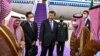 ប្រធានាធិបតី​ចិន​លោក Xi Jinping (កណ្ដាល) អញ្ជើញ​ទៅ​ដល់​ប្រទេស​អារ៉ាប៊ីសាអូឌីត ថ្ងៃទី ៧ ខែធ្នូ ឆ្នាំ២០២២។ (Photo by SPA / AFP) 