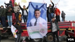 Arşîv: Piştevanên Demirtaş Wêneyê wî li Stebolê bilind dikin