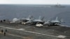 미 해군의 니미츠급 핵추진 항공모함 시어도어 루스벨트호(CVN-71) 갑판에 F/A-18 전투기들이 실려있다.