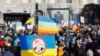 Ukrajinski predsednik Volodimir Zelenski govori putem video linka na protestu u Bernu protiv ruske invazije na Ukrajinu (Foto: REUTERS/Arnd Wiegmann)