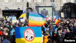 Ukrajinski predsednik Volodimir Zelenski govori putem video linka na protestu u Bernu protiv ruske invazije na Ukrajinu (Foto: REUTERS/Arnd Wiegmann)