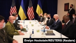 Президент США Джо Байден приєднується до зустрічі держсекретаря США Ентоні Блінкена, міністра оборони США Ллойда Остіна, міністра закордонних справ України Дмитра Кулеби та міністра оборони України Олексія Резнікова у Варшаві, Польща, 26 березня 2022 р. REUTERS/Евелін Хокштайн