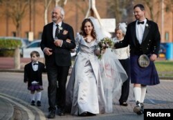 Stella Assange izlazi iz zatvora Belmarsh poslije vjenčanja sa Julianom Assangeom u martu 2022. (REUTERS/Peter Nicholls)