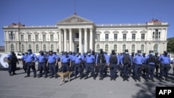 Municipal Police prepare to go out on patrol in conjunction with the armed forces and the national civilian police following the government's declaration of state of emergency, in San Salvador, on March 27, 2022.