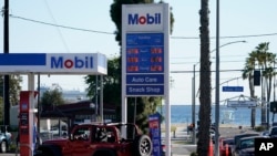 ARHIVA - Benzinska pumpa u Long Biču u Kaliforniji, 11. marta 2022. 