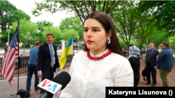 Марина Приходько, членкиня ради директорів “Razom for Ukraine” навпроти Білого Дому. Четвер, 5 травня 2022 р. Фото: Катерина Лісунова.