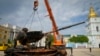 Рештки російського танка виставляють на площі у Києві разом з іншими зразками знищеної в Україні російської військової техніки. 20 травня 2022 р.