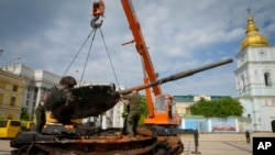 Рештки російського танка виставляють на площі у Києві разом з іншими зразками знищеної в Україні російської військової техніки. 20 травня 2022 р.