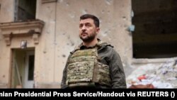 Президент Володимир Зеленський біля зруйнованих російськими ударами будівель у Харкові 29 травня 2022 р.