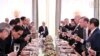 ប្រធានាធិបតី​អាមេរិក​លោក Joe Biden និង​មេដឹកនាំ​អាស៊ាន​នៅ​ក្នុង​ពិធី​ទទួល​អាហារ​ពេល​ល្ងាច​រួម​គ្នា ​នៅ​សេតវិមាន​ក្នុង​រដ្ឋធានី​វ៉ាស៊ីនតោន​ កាល​ពី​ថ្ងៃ​ទី​១២ ខែ​ឧសភា ឆ្នាំ​២០២២។ (Facebook/Cambodian PM Hun Sen)