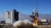 Sebuah roket wahana antariksa sedang bersiap meluncur dari Pangkalan udara Vandenberg di California, 24 September 2022.Seorang WN China telah ditahan karena menerbangkan drone di atas pangkalan itu pada November 2024. (Foto: Matt Hartman/AFP)