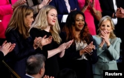 Kate Cox (druga s lijeva) tokom Bidenovog govora. (REUTERS/Kevin Lamarque)