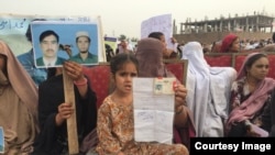 په پېښور جلسه کې د ورکو خلکو د کورنیو غړي.