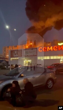 Asap mengepul di sebuah bangunan setelah sebuah pesawat tempur Su-34 Rusia menabrak gedung apartemen di Yeysk, Rusia, 17 Oktober 2022.