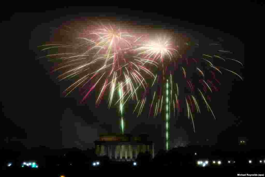 Kembang api dinyalakan di kota Washington DC untuk memperingati HUT Kemerdekaan AS ke 240.