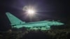 Ova fotografija koju je objavilo Ministarstvo odbrane u nedjelju, 4. februara 2024. prikazuje avion RAF Typhoon FGR4 koji se vraća u bazu, nakon napada na ciljeve Huti u Jemenu.