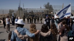 Izraelski demonstranti na graničnom prelazu sa Egiptom protestuju protiv dostavljanja humanitarne pomoći Gazi dok svi taoci koji drži Hamas ne budu pušteni na slobodu, 5. marta 2024. (Foto: AP/Leo Correa)
