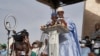 Le chef de la coalition M5-RFP Choguel Kokalla Maiga (C) prononce un discours devant la foule sur la place de l'indépendance de Bamako le 4 juin 2021.