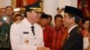 Presiden Joko Widodo melantik Basuki Tjahaya Purnama (Ahok) sebagai Gubernur DKI Jakarta periode 2012-2017 di Istana Negara, Rabu, 19 November 2014 (Foto: VOA/Andylala).