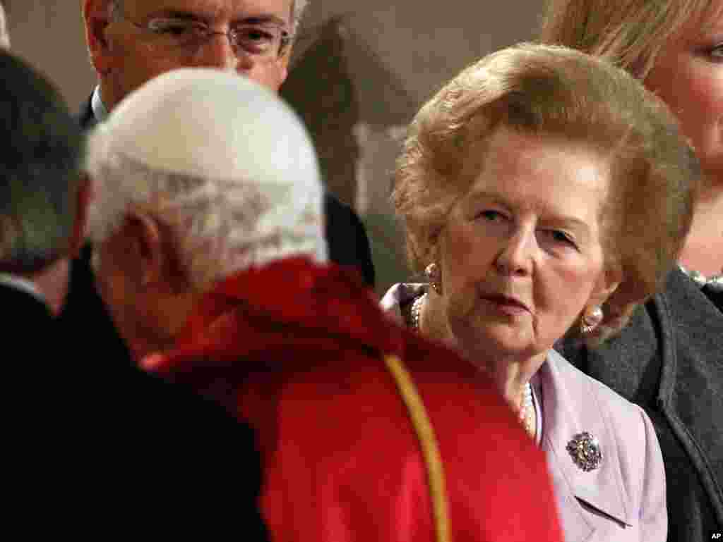 2010年9月17日，英国前首相撒切尔夫人在伦敦威斯敏斯特大厅等待迎接时任教宗本笃十六世。
