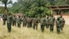 Le chef d’Etat-major de l’armée congolaise fait un salut devant un groupe des soldats, à Walikale, RDC, 15 septembre 2010.