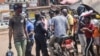 Des policiers arrêtent un chauffeur de moto-taxi à Conakry le 29 mai 2021.