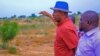 Gwamna Zulum (da jar riga) yayin da yake rangadin hanyar Mulai-Dalwa (Facebook/Borno state government)