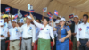 សកម្មជននិងអ្នកគាំទ្រគណបក្សភ្លើងទៀនគ្រវីទង់ជាតិនិងទង់គណបក្ស នៅក្នុងអំឡុងសមាជវិសាមញ្ញរបស់បក្ស នៅខេត្តសៀមរាប កាលពីថ្ងៃទី ១១ ខែកុម្ភៈ ឆ្នាំ ២០២៣។ (ទែន សុខស្រីនិត/វីអូអេ)