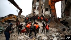 Земјотресот со епицентар во близина на Газијантеп, блиску до границата меѓу Турција и Сирија, беше проследен со земјотрес со јачина од 7,5 степени според Рихтеровата скала во раните попладневни часови