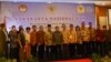 Wakil Presiden Jusuf Kalla berfoto bersama dengan para ketua dan anggota Komnas HAM dan LPSK dalam Lokakarya Nasional HAM Peringatan hari HAM sedunia di Jakarta, 10 Desember 2014 (Foto:VOA/Andylala)